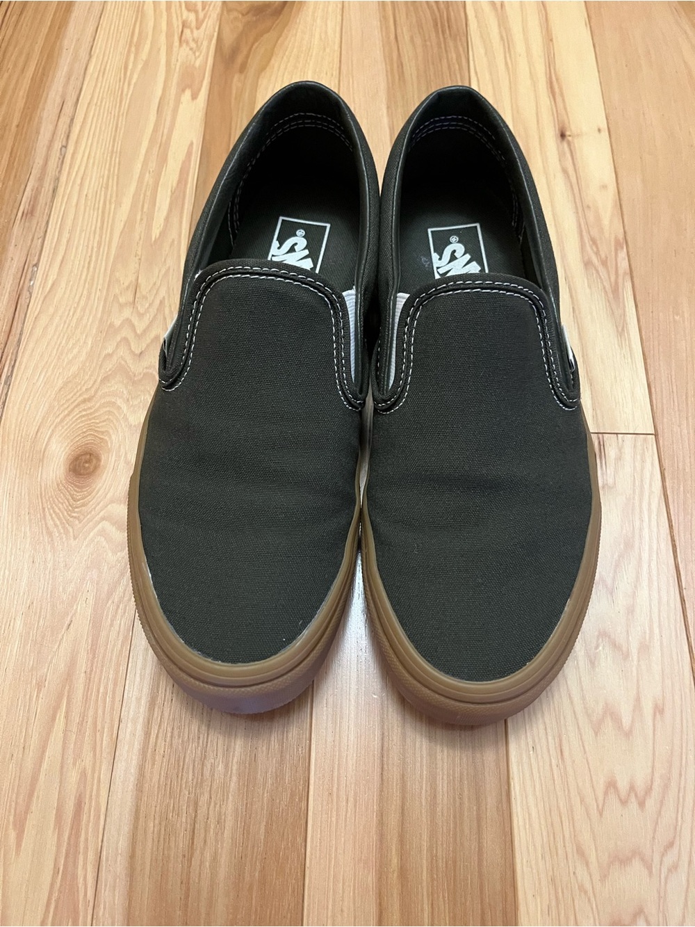 BRAND NEW Olive Vans Slip-On Canvas Sneakers, Gum Sole 7m/8.5w